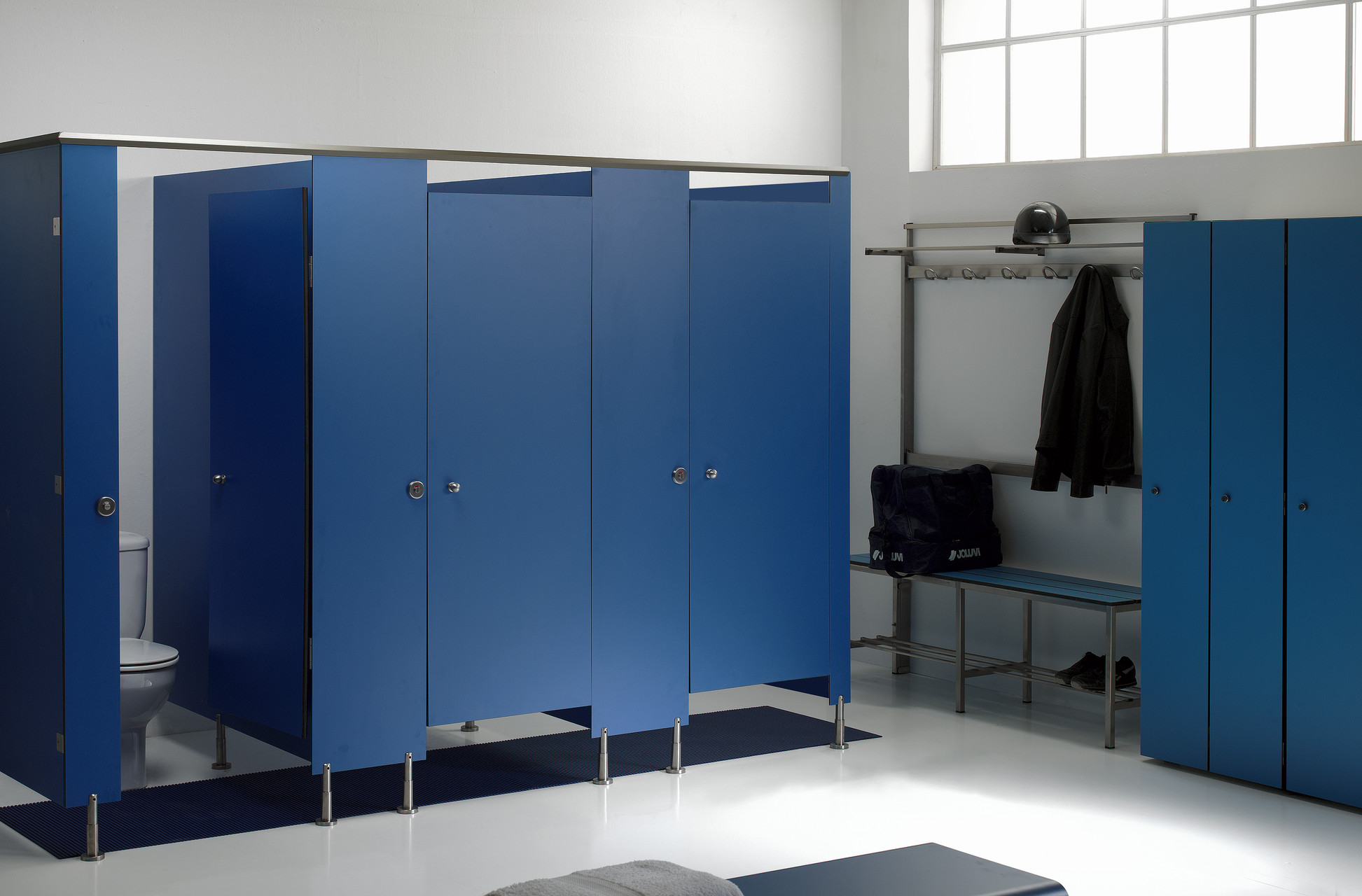 Sala vestuari amb cabines fenòliques i guixetes color blau